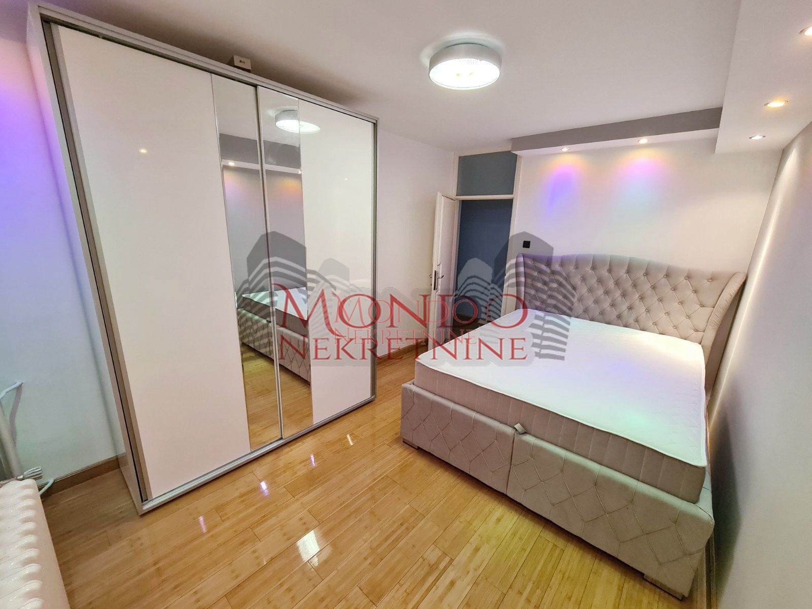 Cetvorosoban stan preko puta Pravnog i Ekonomskog fakulteta