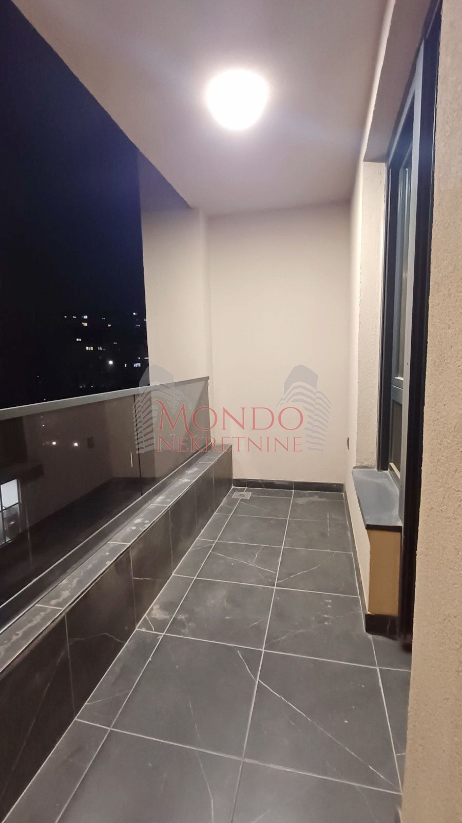 Jednoiposban stan u novoj zgradi preko puta parka Cair, garaza