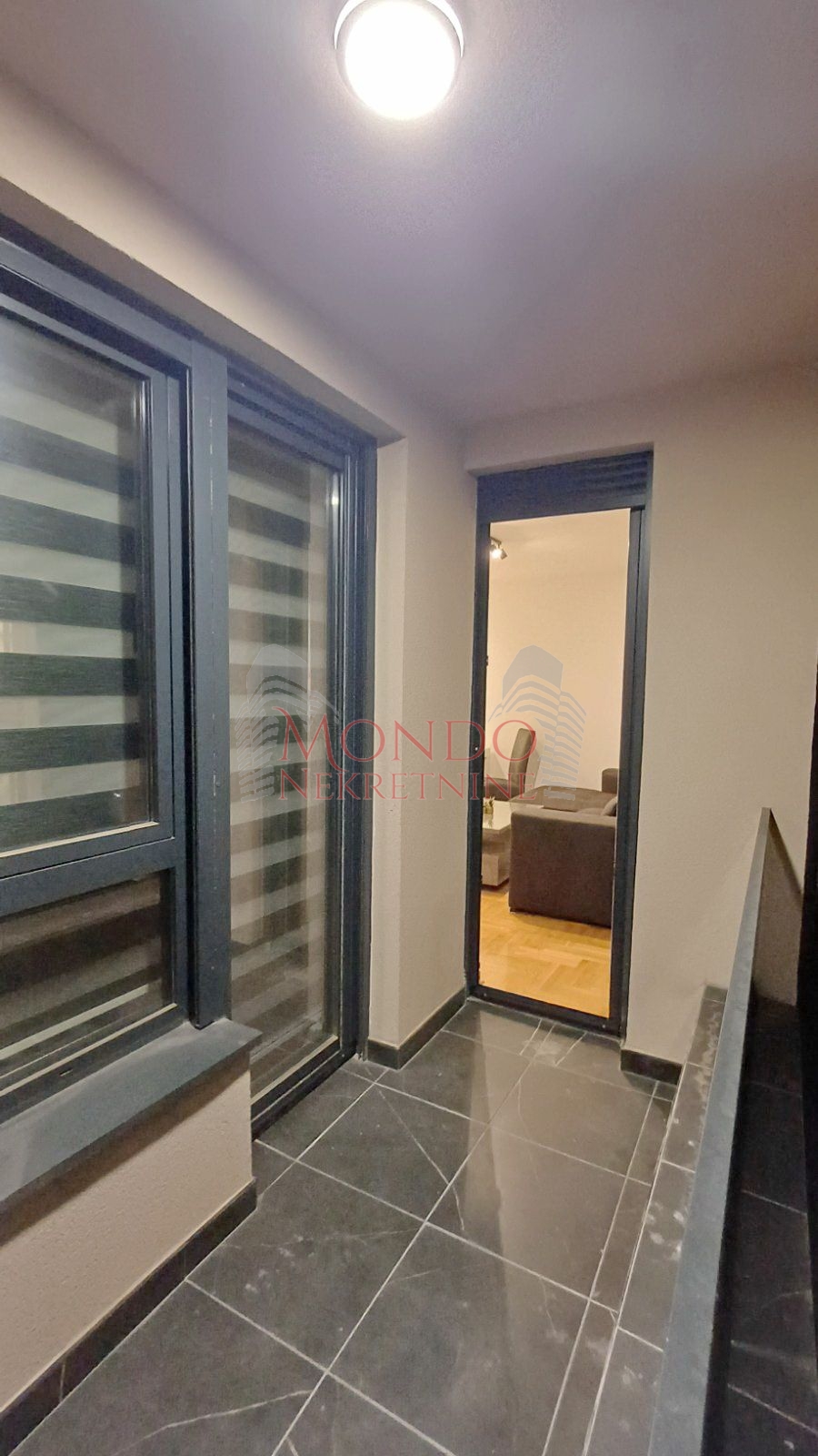 Jednoiposban stan u novoj zgradi preko puta parka Cair, garaza