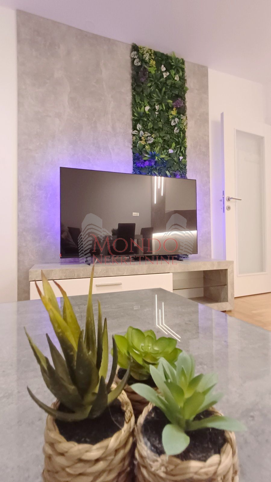 Jednoiposban stan u novoj zgradi preko puta parka Cair, garaza