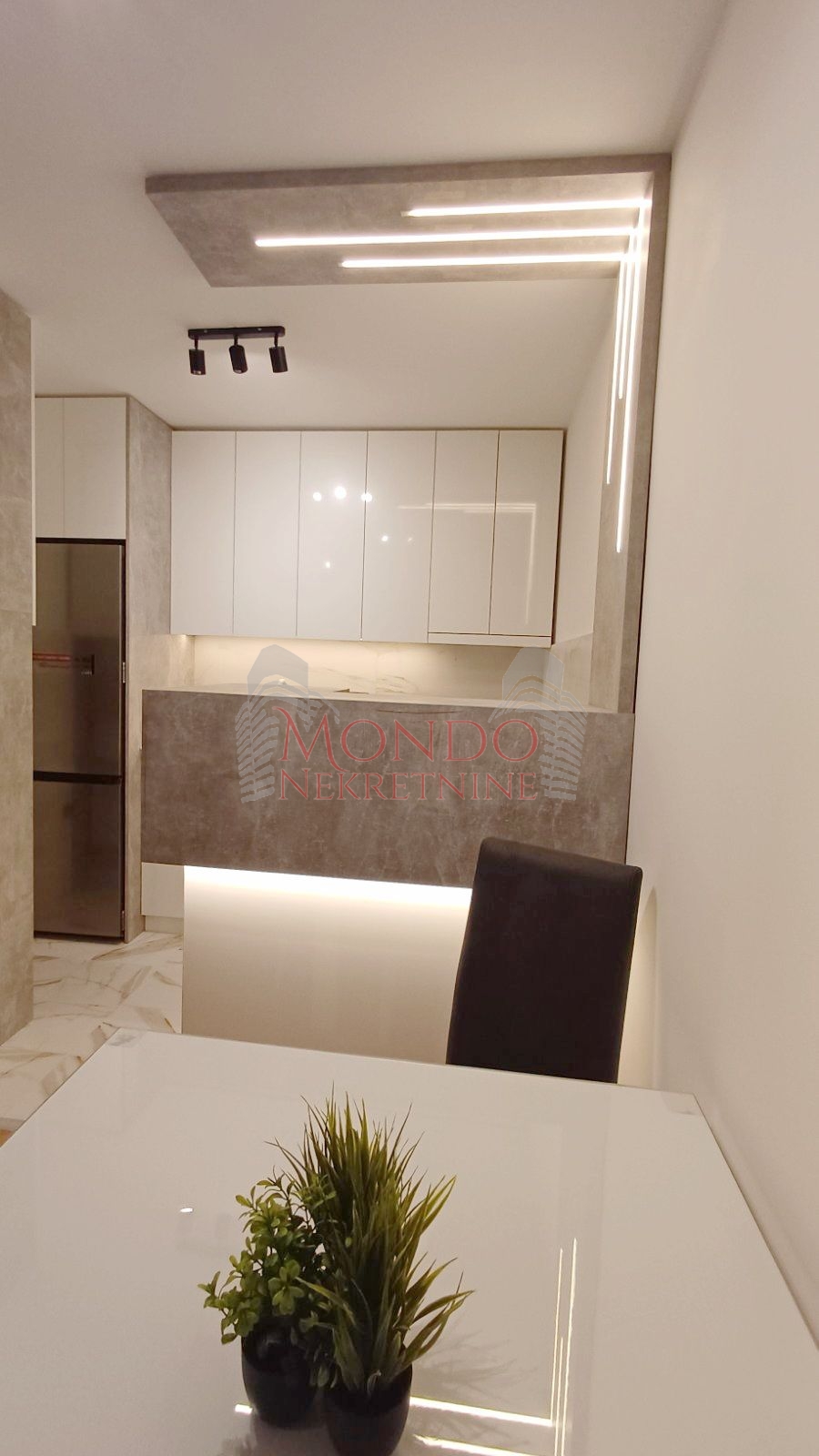 Jednoiposban stan u novoj zgradi preko puta parka Cair, garaza