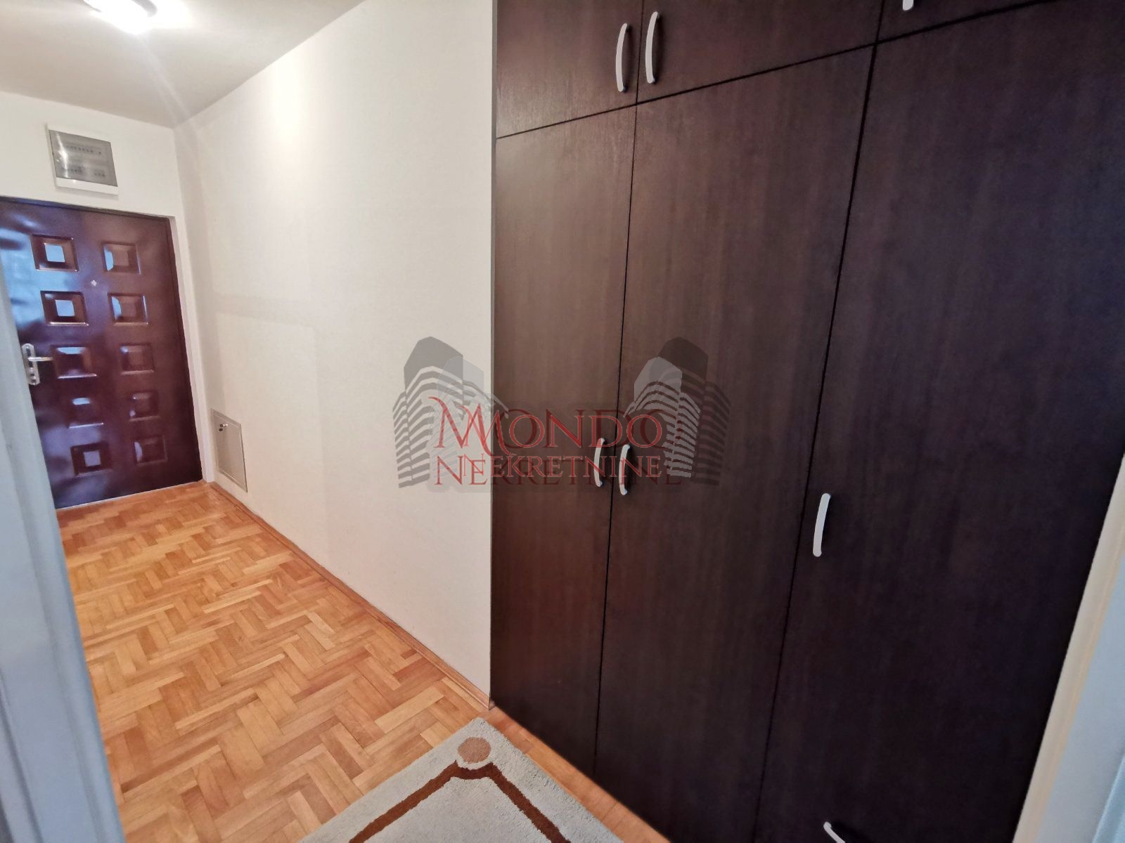 Izdaje se odlican jednoiposoban stan u Duvanistu kod Emmezete