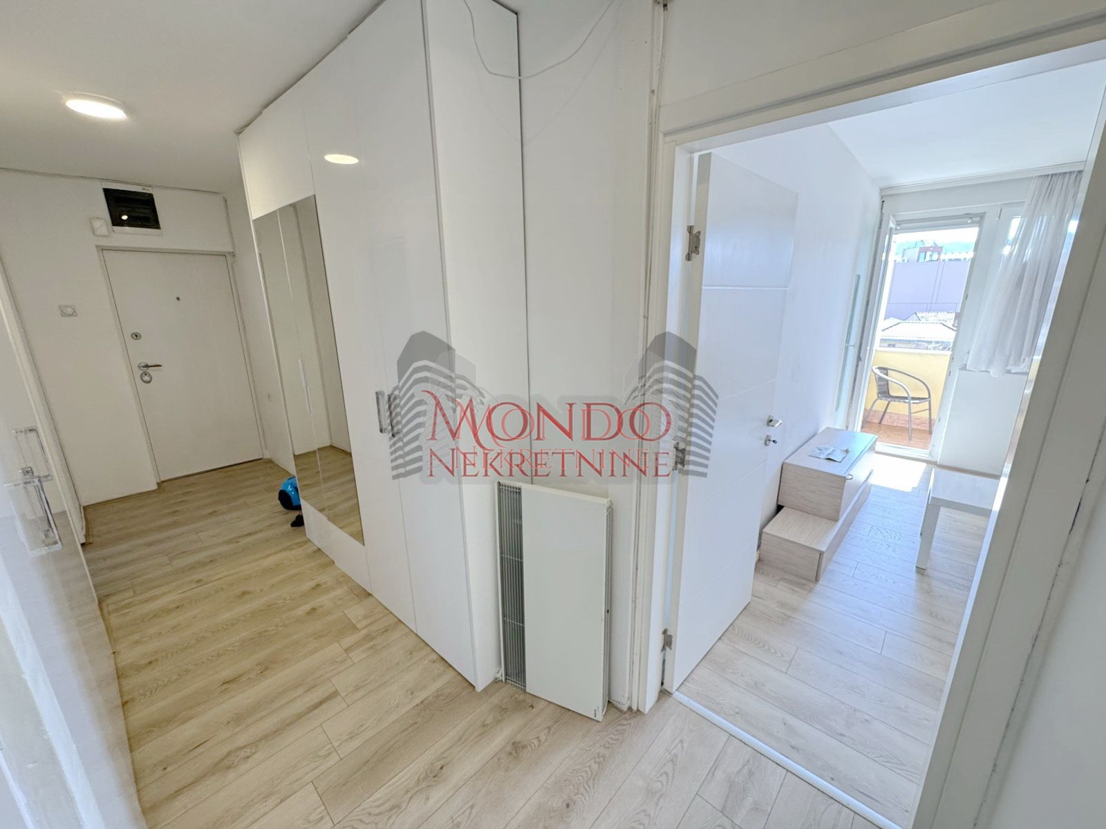 Dvoiposoban stan preko puta os Ucitelj Tasa