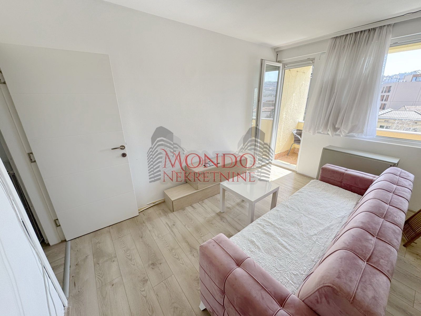 Dvoiposoban stan preko puta os Ucitelj Tasa