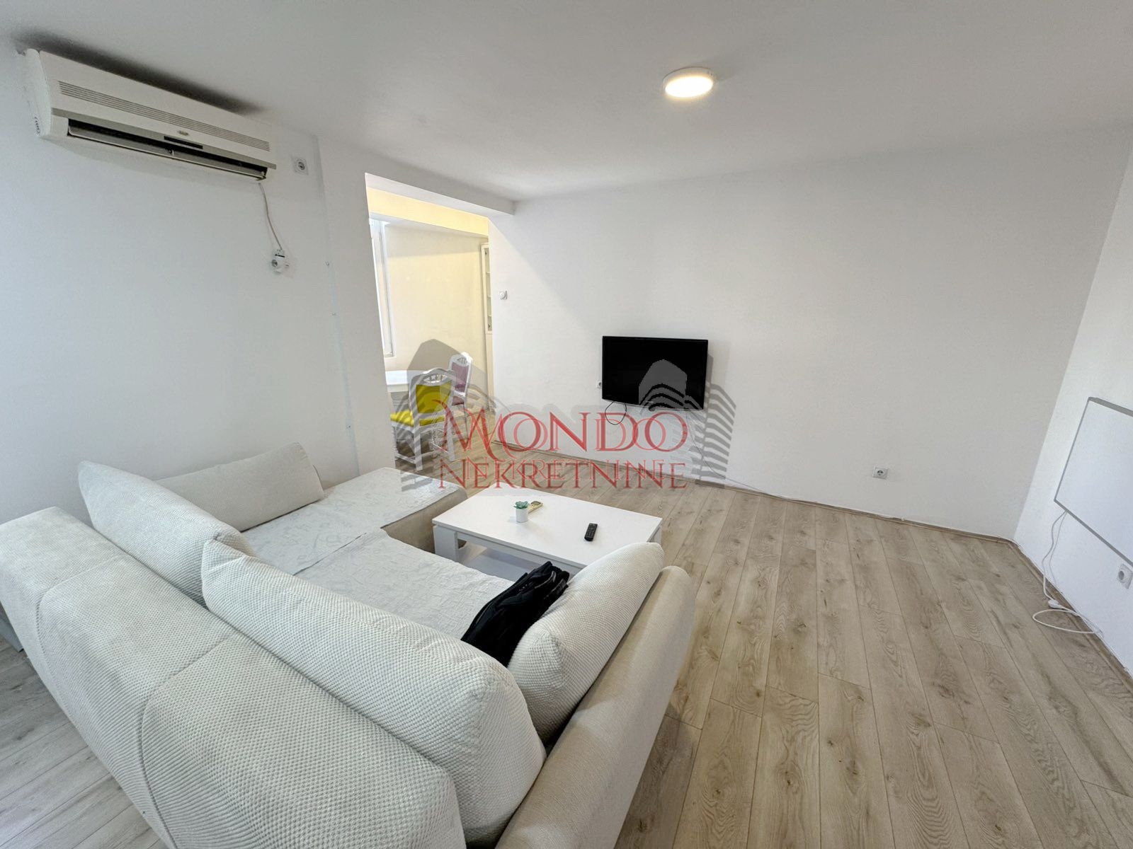 Dvoiposoban stan preko puta os Ucitelj Tasa