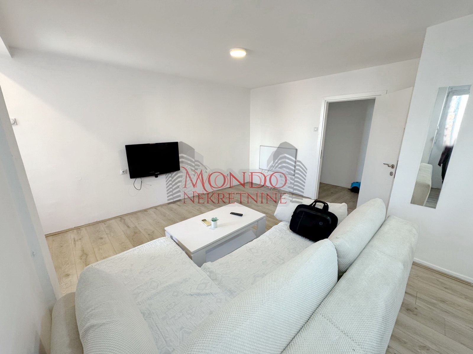 Dvoiposoban stan preko puta os Ucitelj Tasa