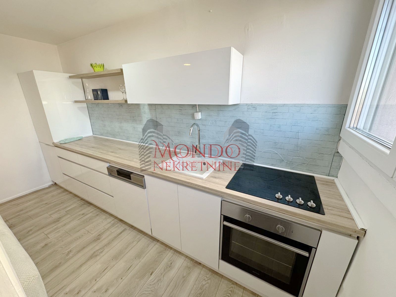 Dvoiposoban stan preko puta os Ucitelj Tasa