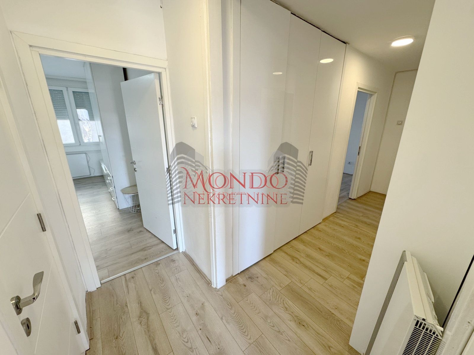 Dvoiposoban stan preko puta os Ucitelj Tasa