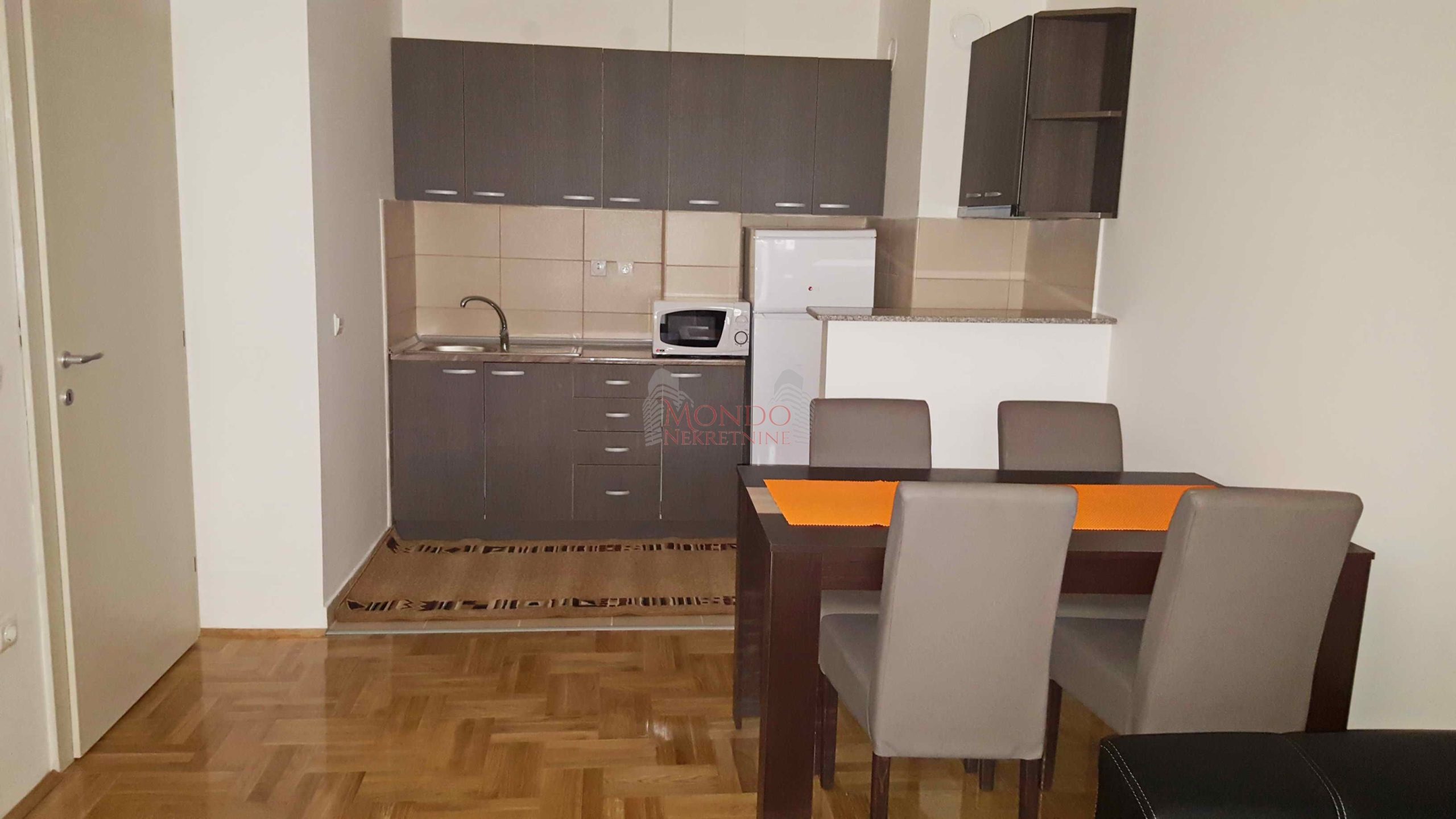 Izdaje se jednoiposoban stan u centru ul. Generala Milojka Lesjanina