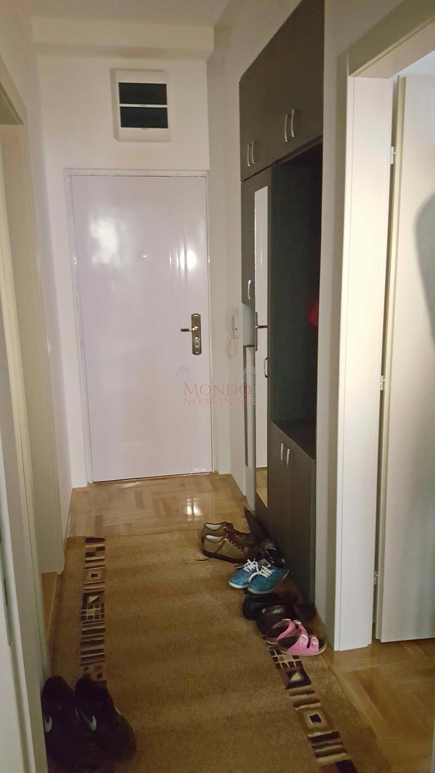 Izdaje se jednoiposoban stan u centru ul. Generala Milojka Lesjanina