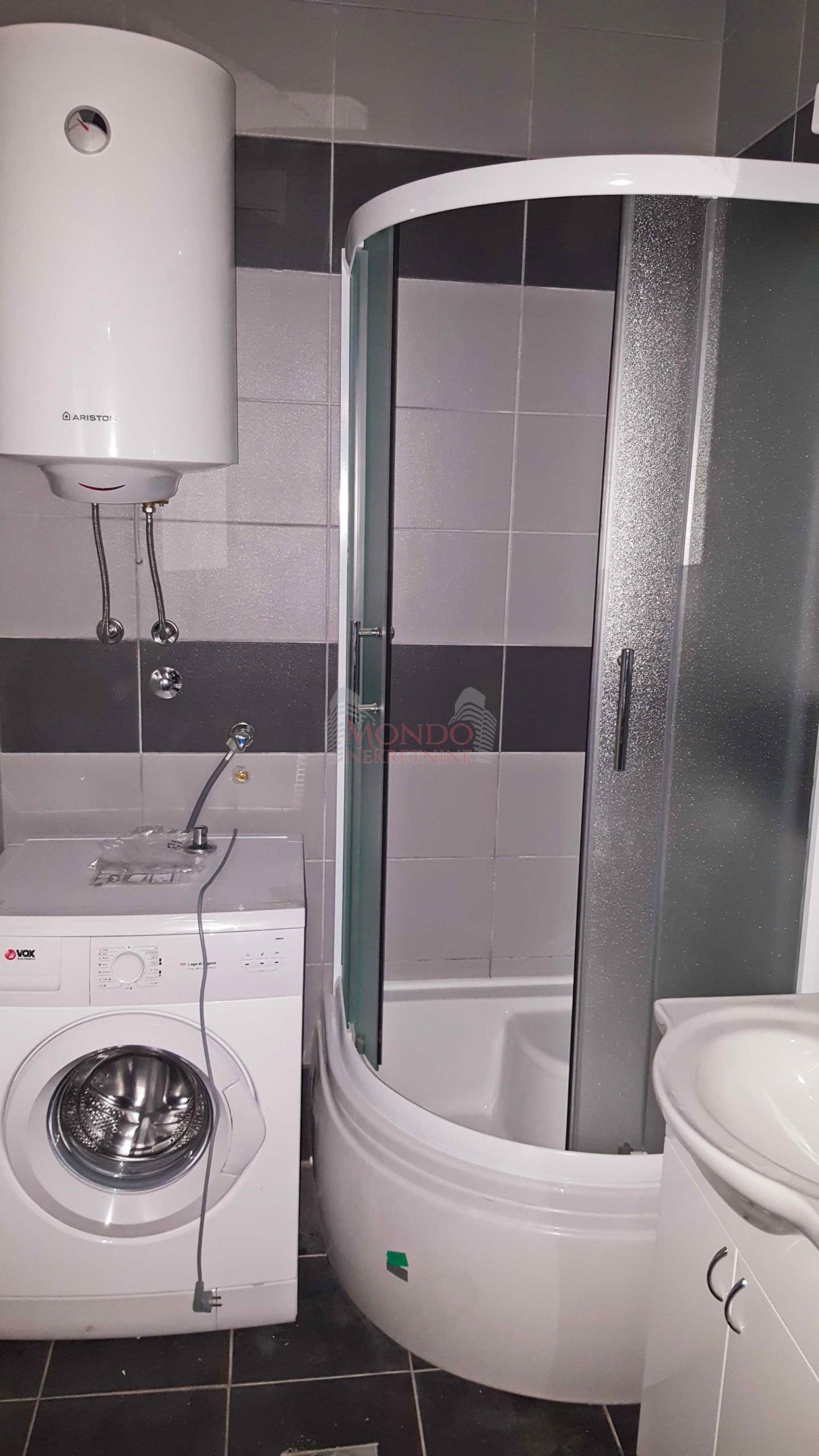 Izdaje se jednoiposoban stan u centru ul. Generala Milojka Lesjanina