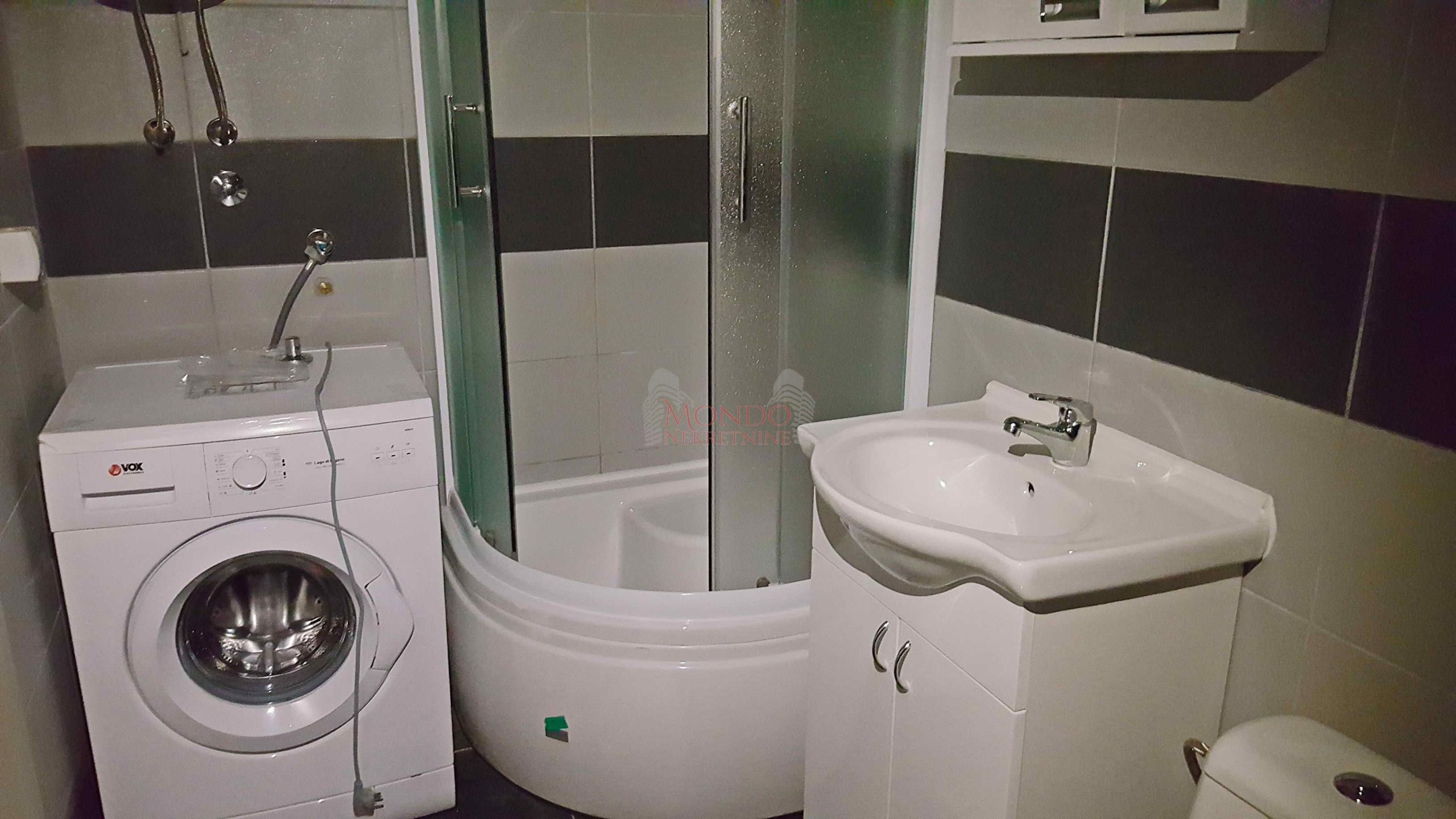 Izdaje se jednoiposoban stan u centru ul. Generala Milojka Lesjanina