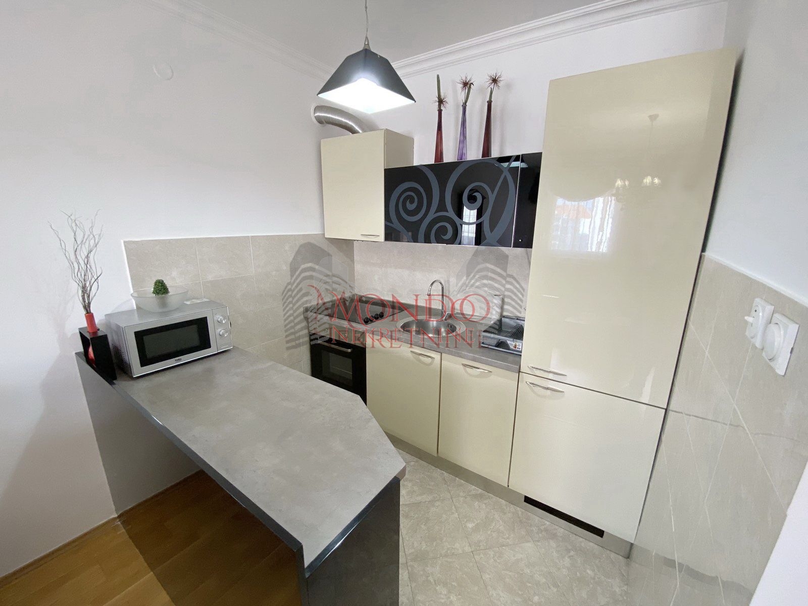 Jednoiposoban nov stan kod Filozofskog fakulteta, novogradnja,parking!