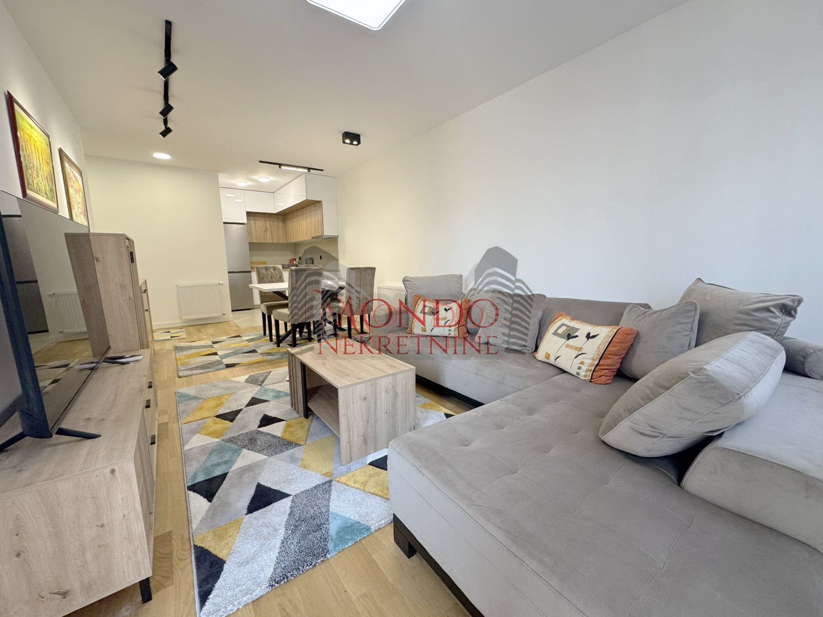 Jednoiposoban nov stan u centru grada kod Saborne crkve