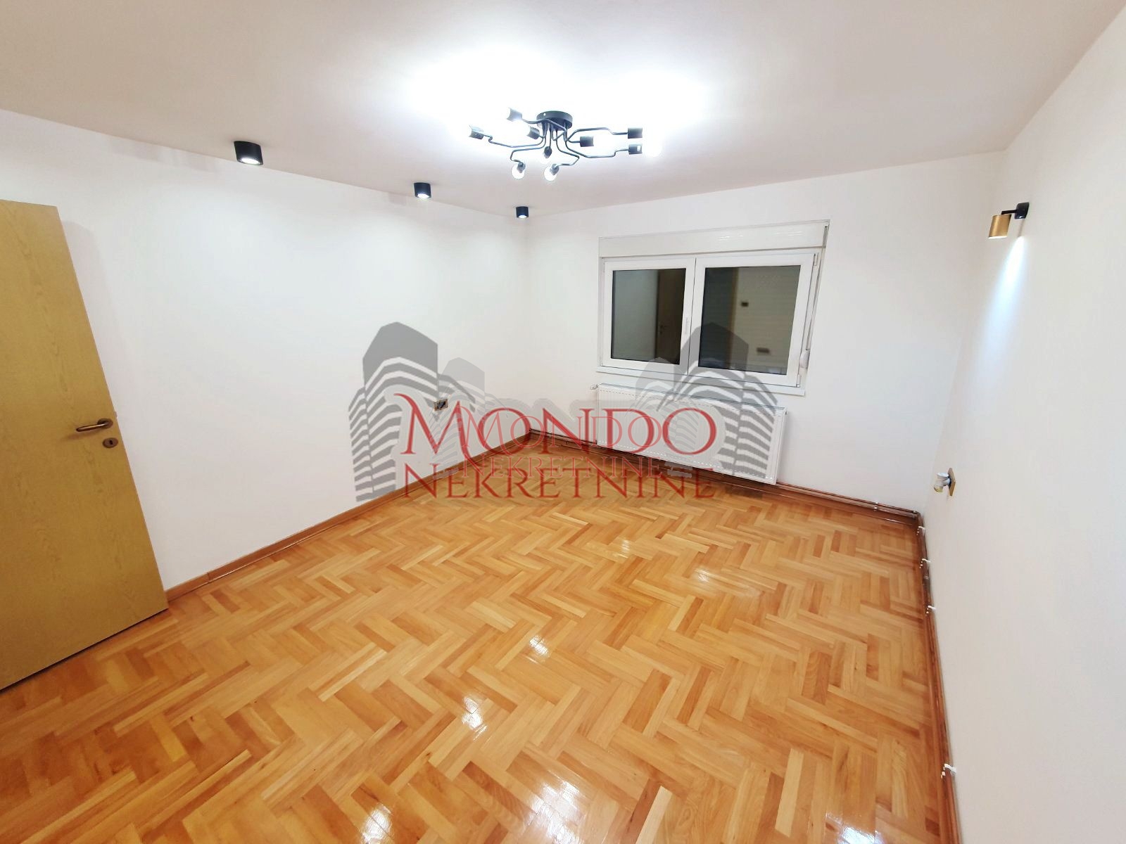 Jednoiposban nenamešten stan kod hotela Marica