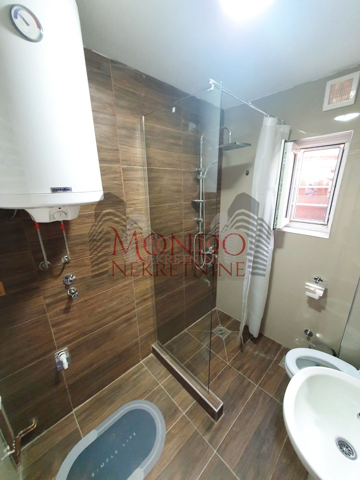 Jednoiposban nenamešten stan kod hotela Marica