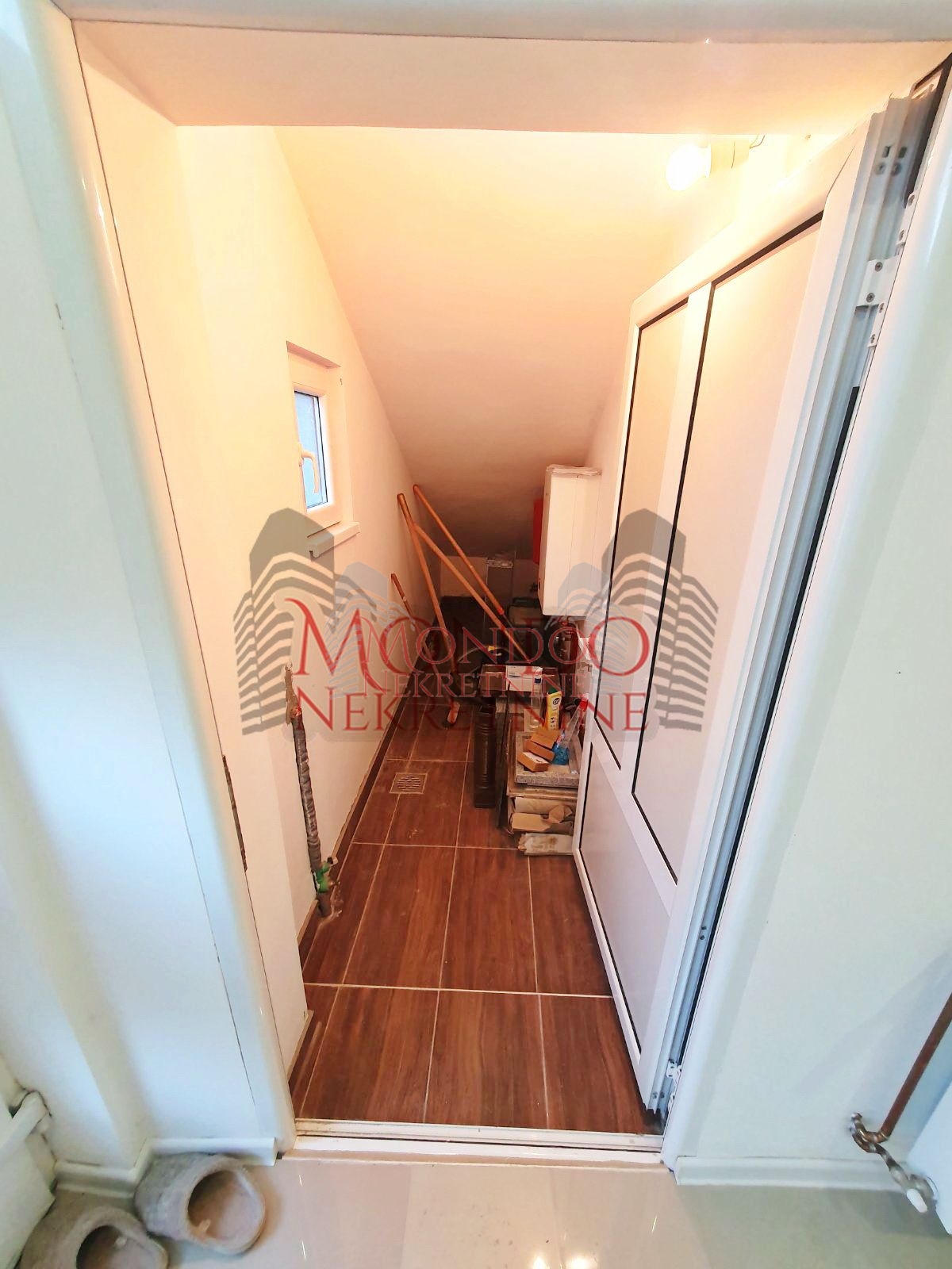 Jednoiposban nenamešten stan kod hotela Marica