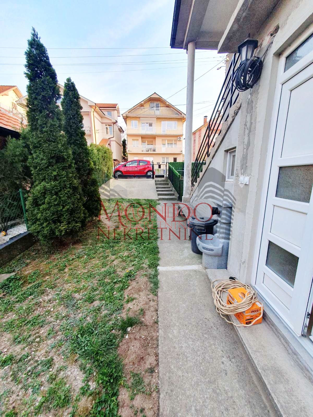 Jednoiposban nenamešten stan kod hotela Marica