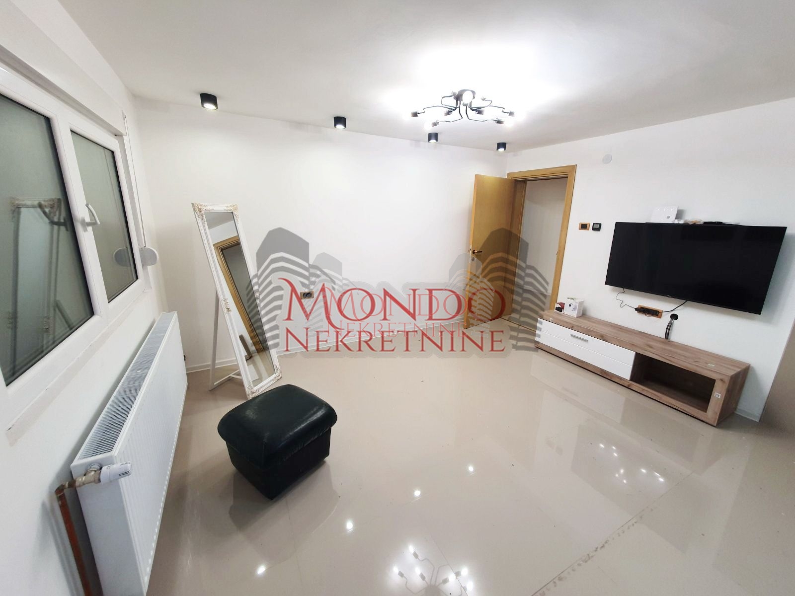 Jednoiposban nenamešten stan kod hotela Marica