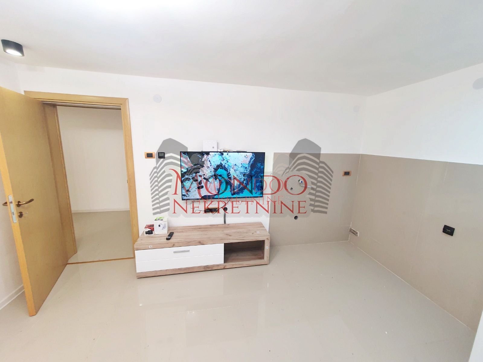 Jednoiposban nenamešten stan kod hotela Marica