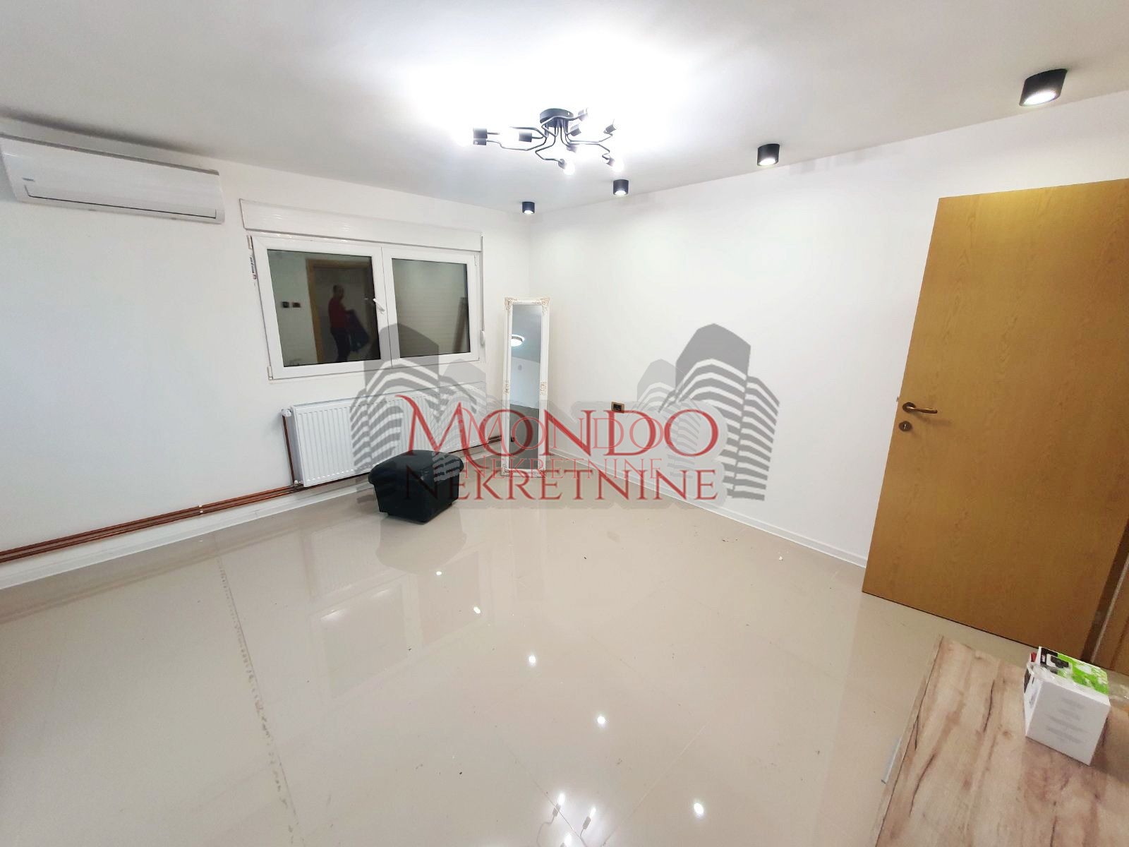 Jednoiposban nenamešten stan kod hotela Marica