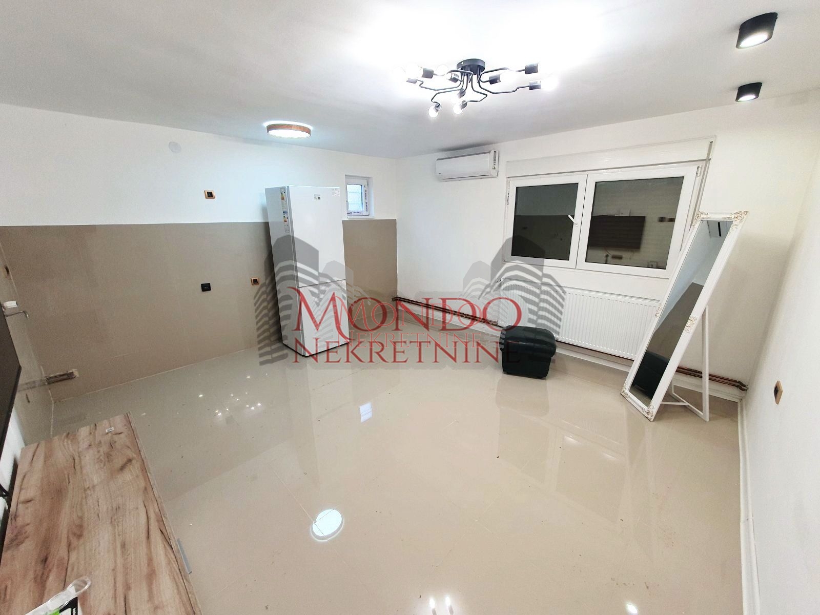 Jednoiposban nenamešten stan kod hotela Marica