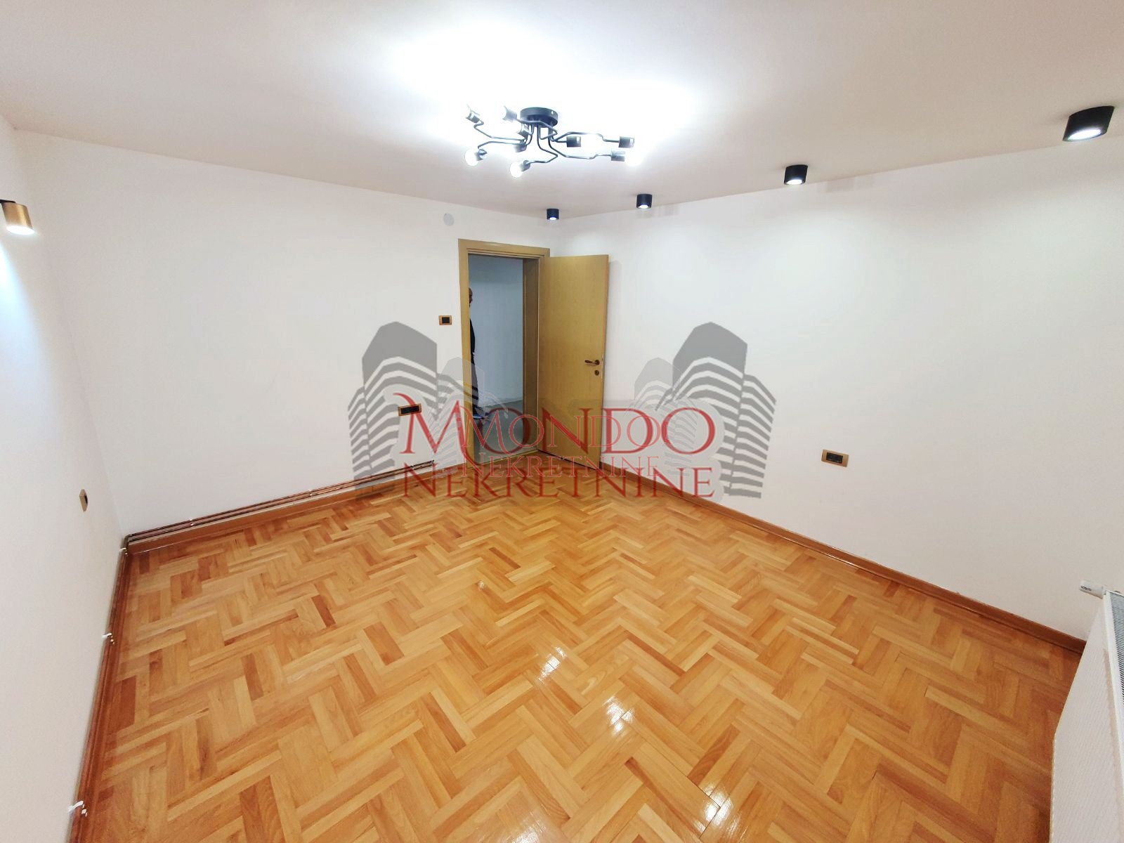 Jednoiposban nenamešten stan kod hotela Marica