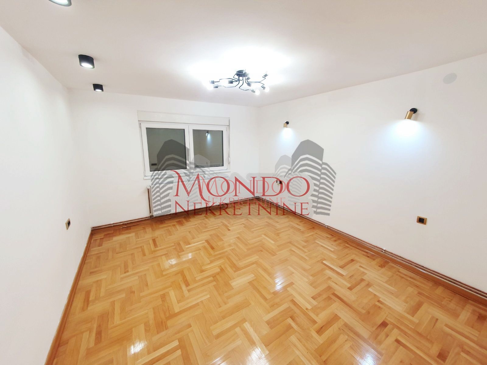 Jednoiposban nenamešten stan kod hotela Marica