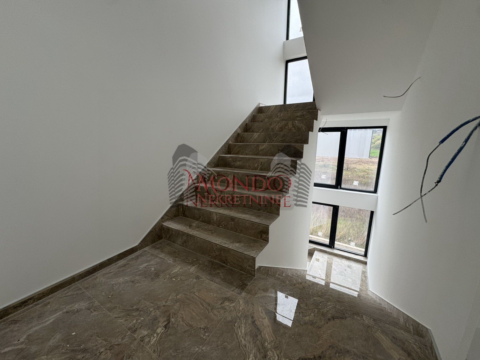 Nov kancelarisko-magacinski prostor u blizini naplatne rampe Istok