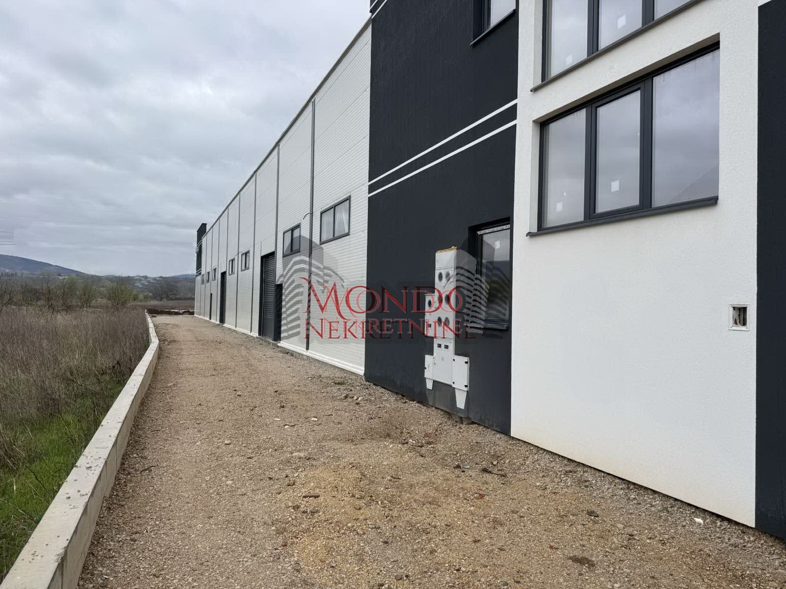 Nov kancelarisko-magacinski prostor u blizini naplatne rampe Istok