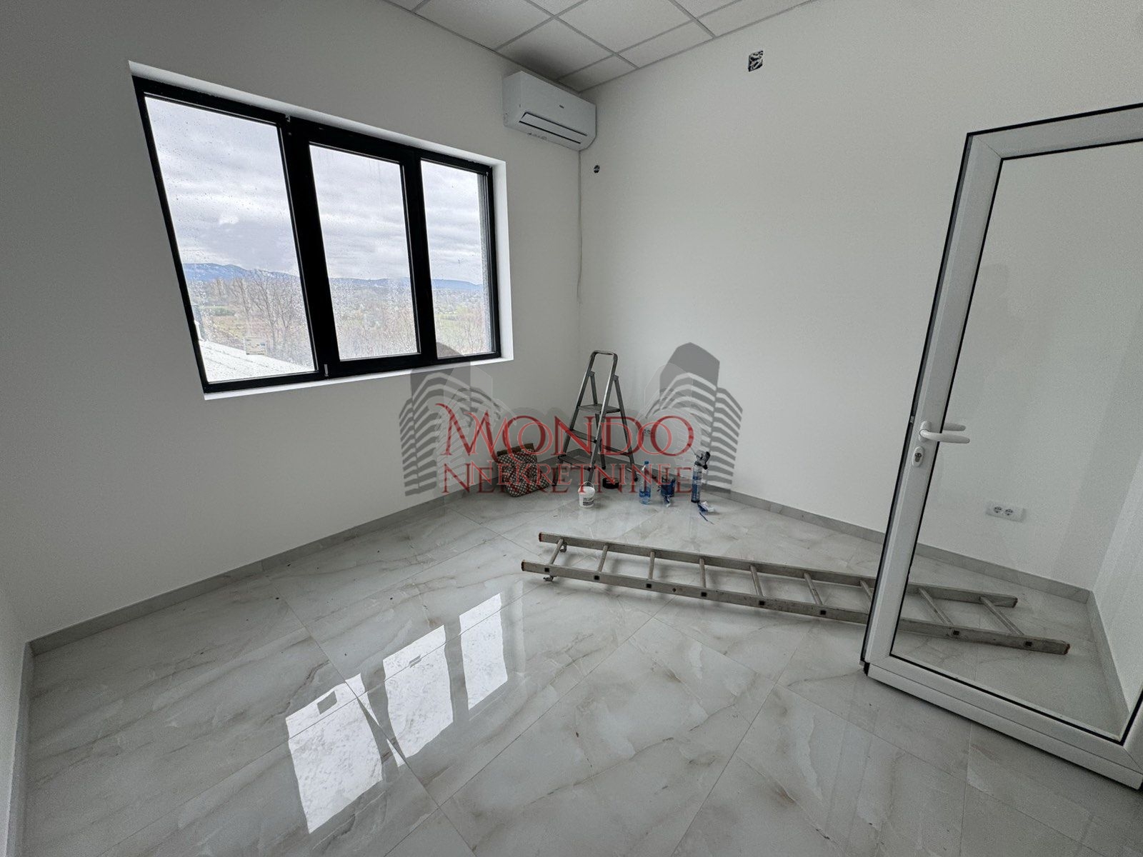 Nov kancelarisko-magacinski prostor u blizini naplatne rampe Istok