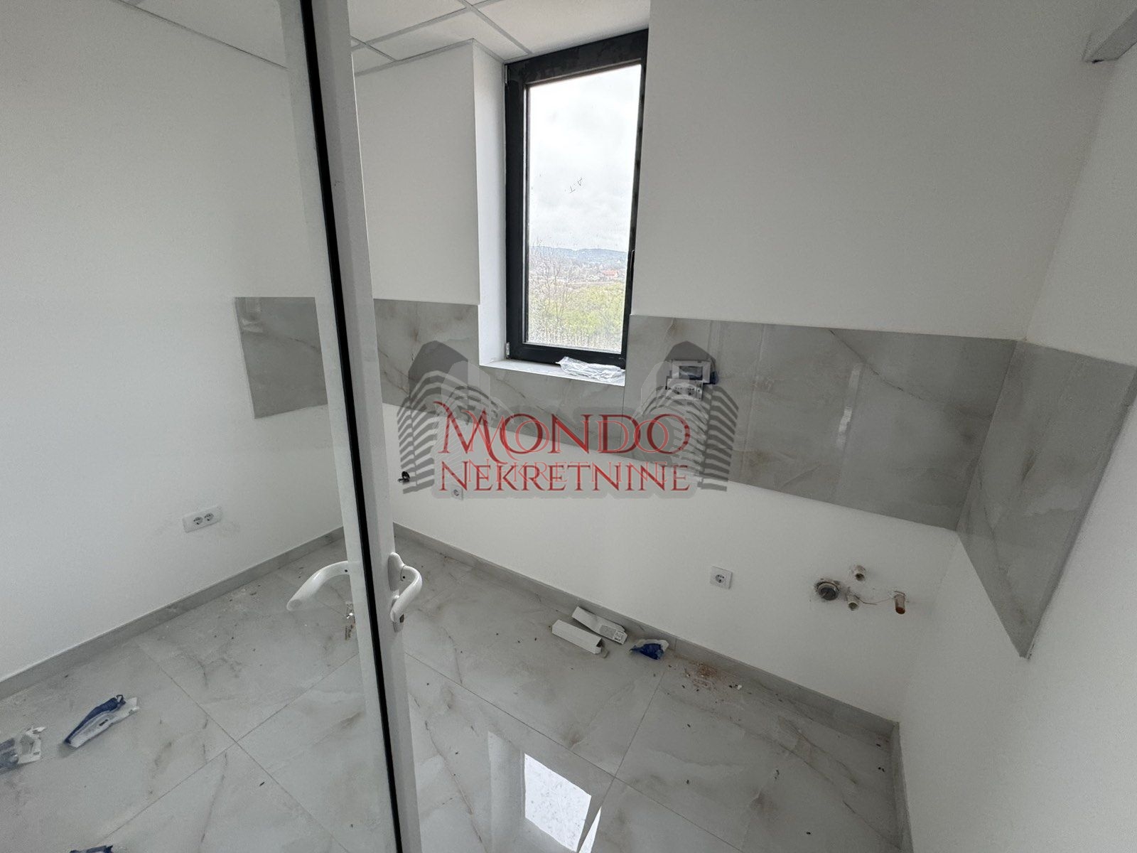 Nov kancelarisko-magacinski prostor u blizini naplatne rampe Istok