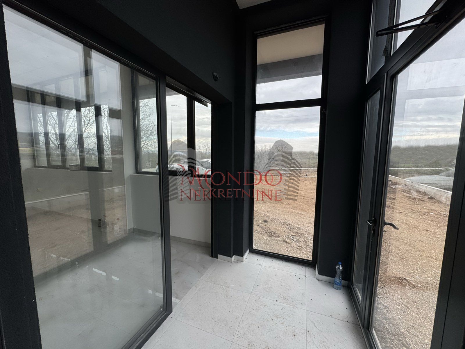 Nov kancelarisko-magacinski prostor u blizini naplatne rampe Istok