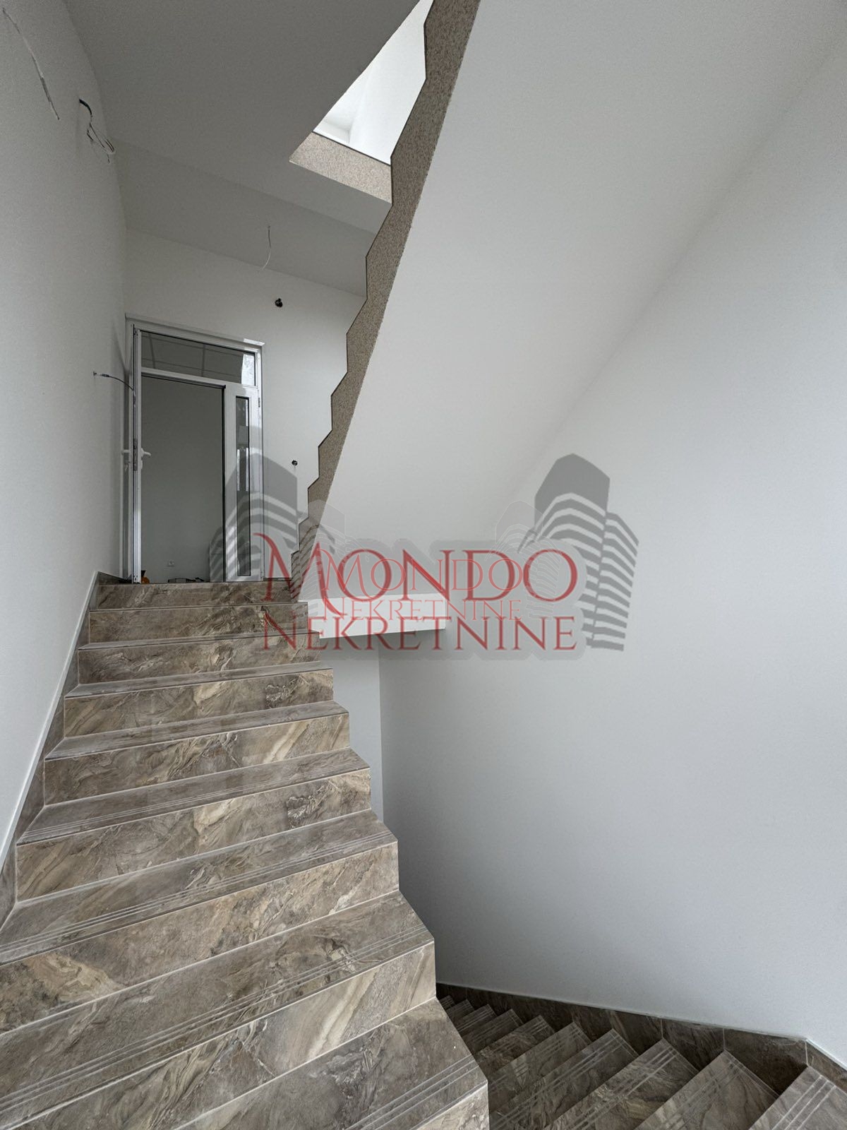 Nov kancelarisko-magacinski prostor u blizini naplatne rampe Istok