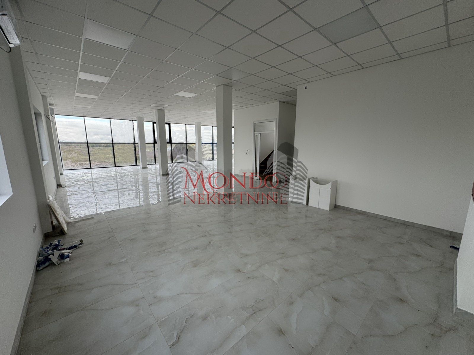 Nov kancelarisko-magacinski prostor u blizini naplatne rampe Istok