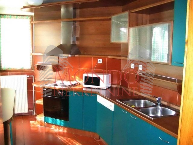 Izdaje se odlicna kuca sa dvoristem u jako mirnom kraju grada na Panteleju iznad Jagodin male.