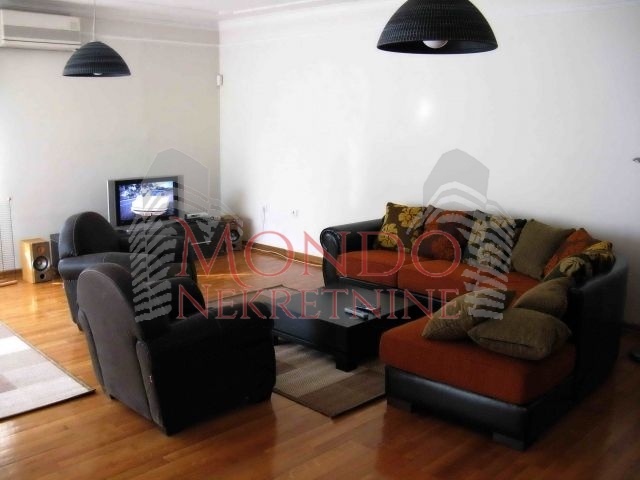 Izdaje se odlicna kuca sa dvoristem u jako mirnom kraju grada na Panteleju iznad Jagodin male.