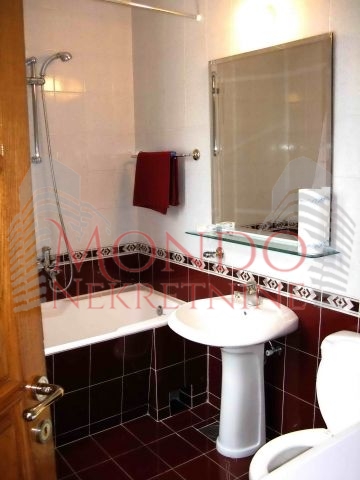 Izdaje se odlicna kuca sa dvoristem u jako mirnom kraju grada na Panteleju iznad Jagodin male.