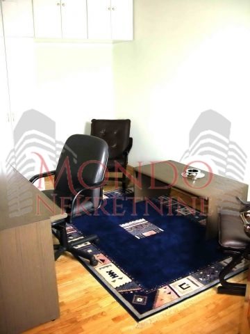 Izdaje se odlicna kuca sa dvoristem u jako mirnom kraju grada na Panteleju iznad Jagodin male.