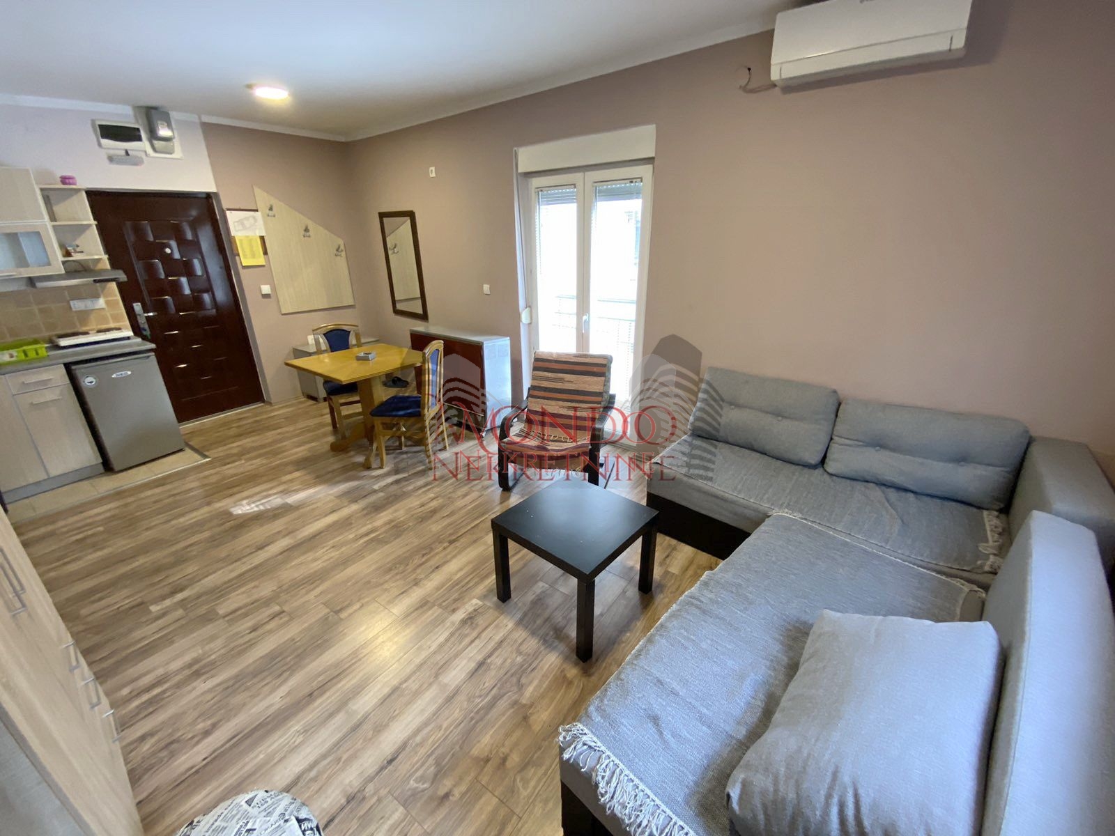 Izdaje se jednoiposoban stan kod Filozofskog fakulteta, ul.Prvomajska