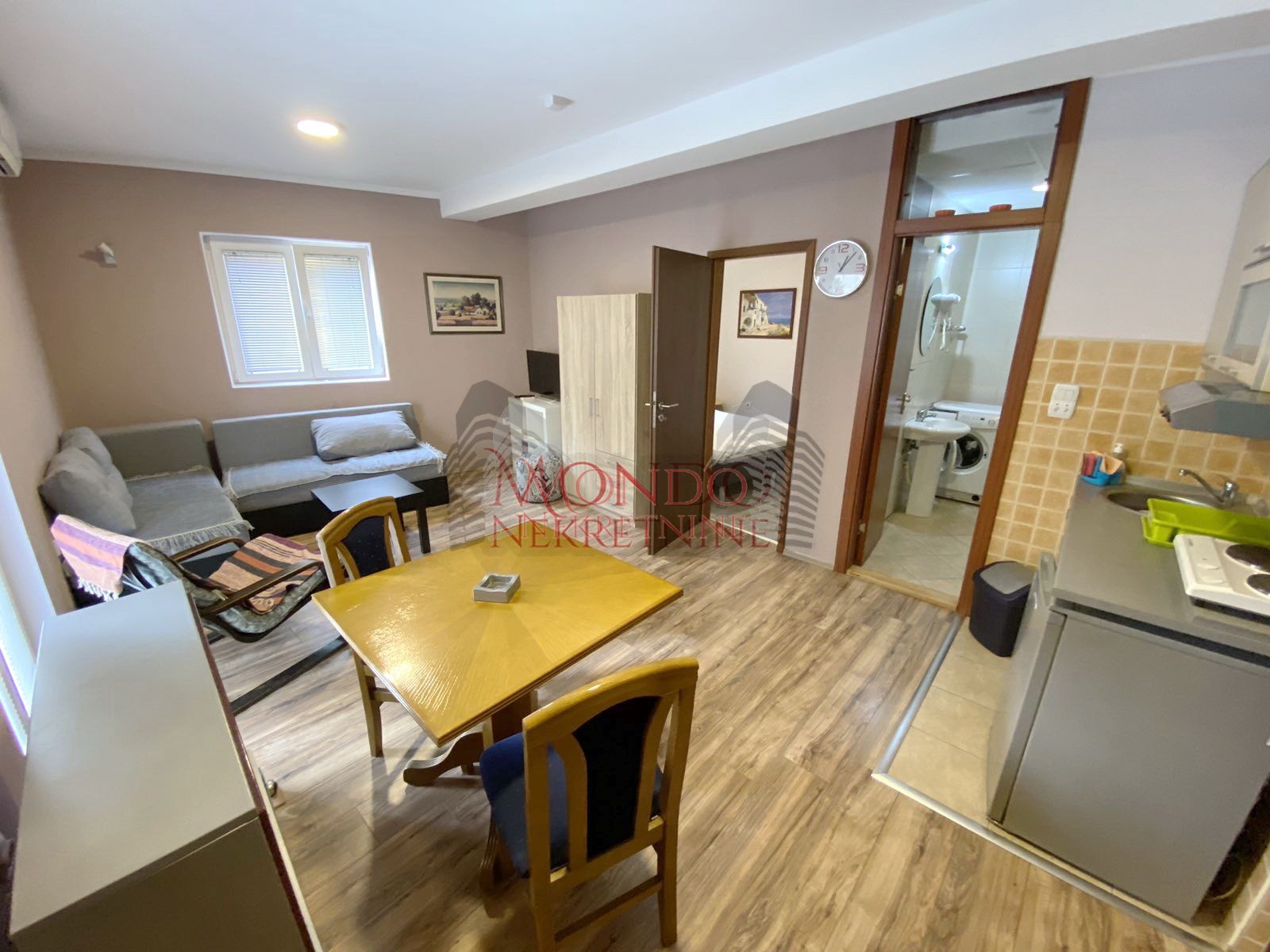 Izdaje se jednoiposoban stan kod Filozofskog fakulteta, ul.Prvomajska