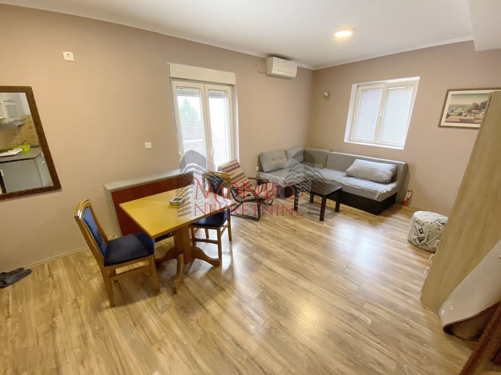 Izdaje se jednoiposoban stan kod Filozofskog fakulteta, ul.Prvomajska