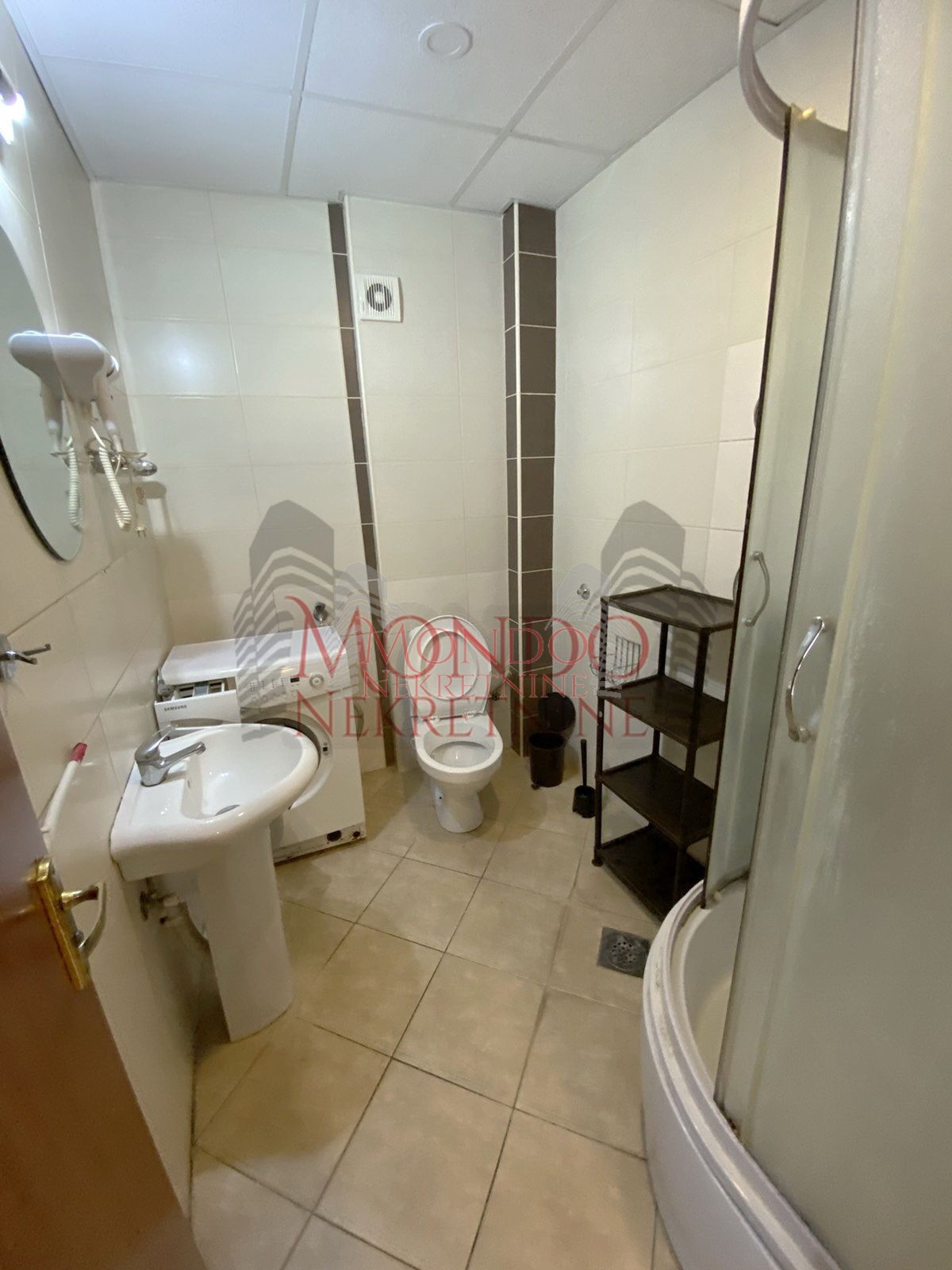 Izdaje se jednoiposoban stan kod Filozofskog fakulteta, ul.Prvomajska