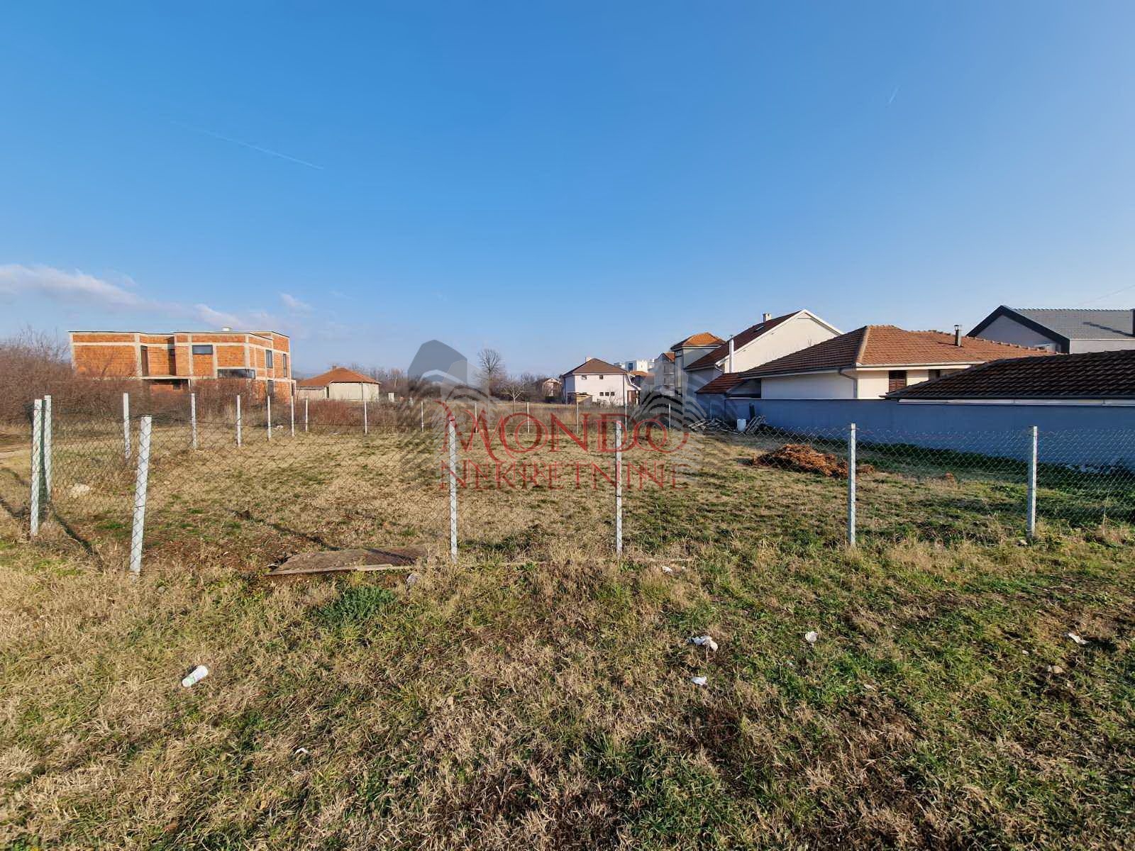 Izdaje se ogradjen plac od 400m2 do Gornjomatejevacke ulice