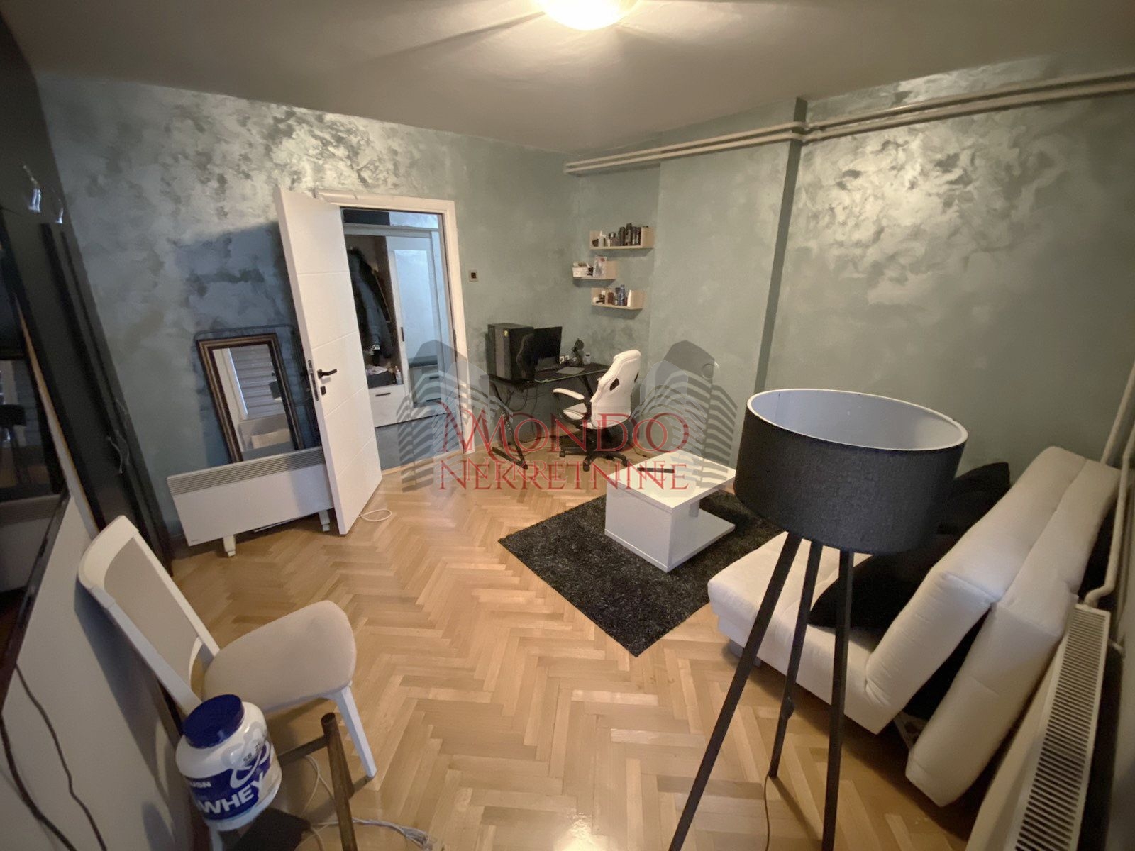 Prodaje se cetvorosoban stan kod Pravnog fakulteta