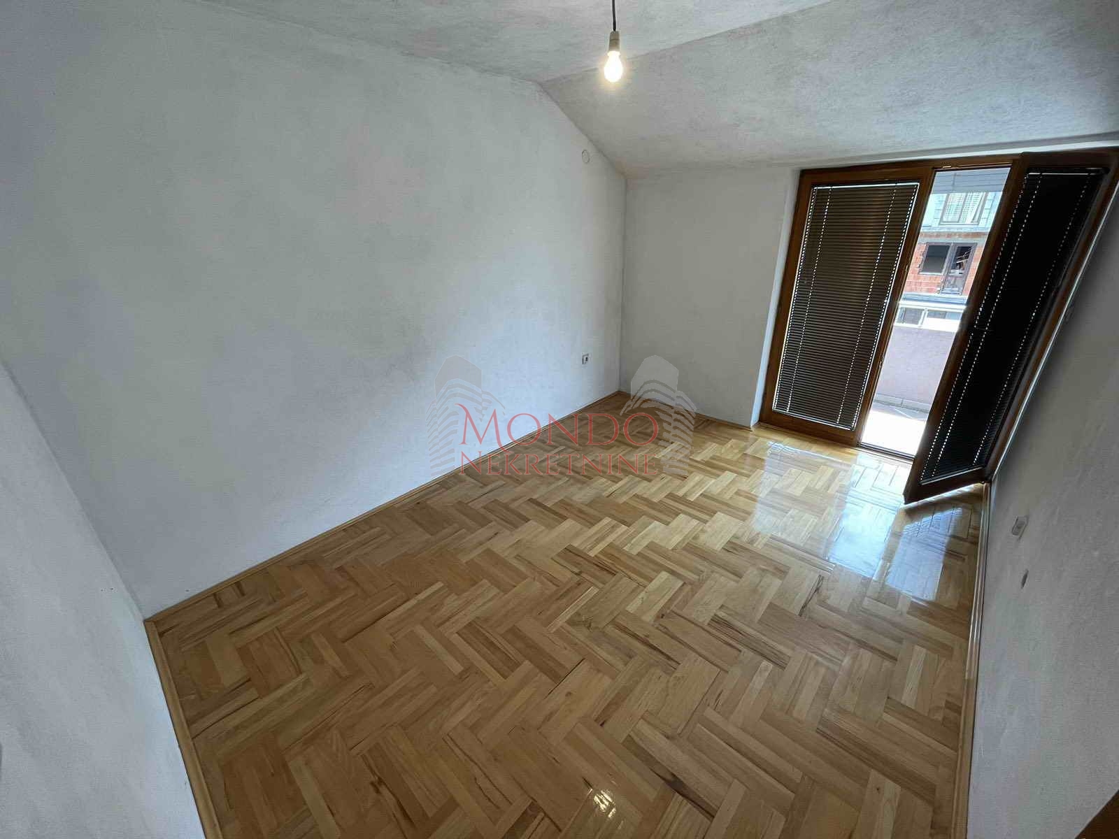 Kuća na ledenoj steni, eg, dvorište, Niš