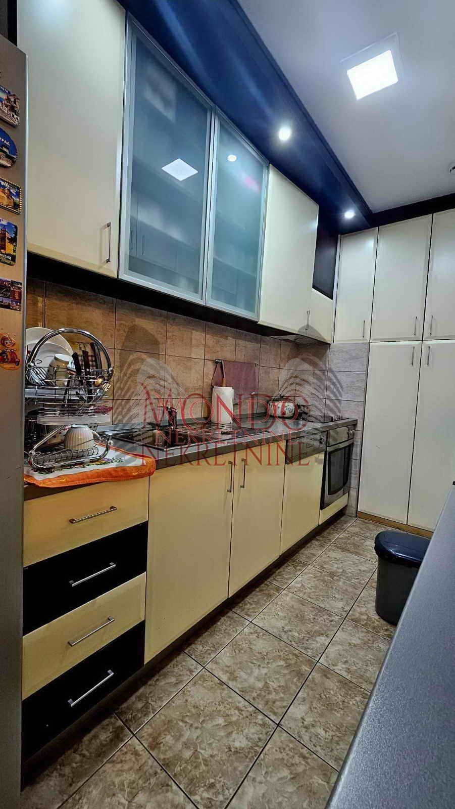 Trosoban stan 78m2 u poslovnom komplesu Magdon.