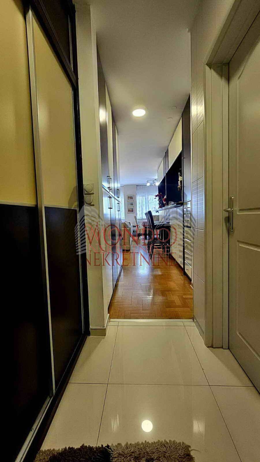 Trosoban stan 78m2 u poslovnom komplesu Magdon.