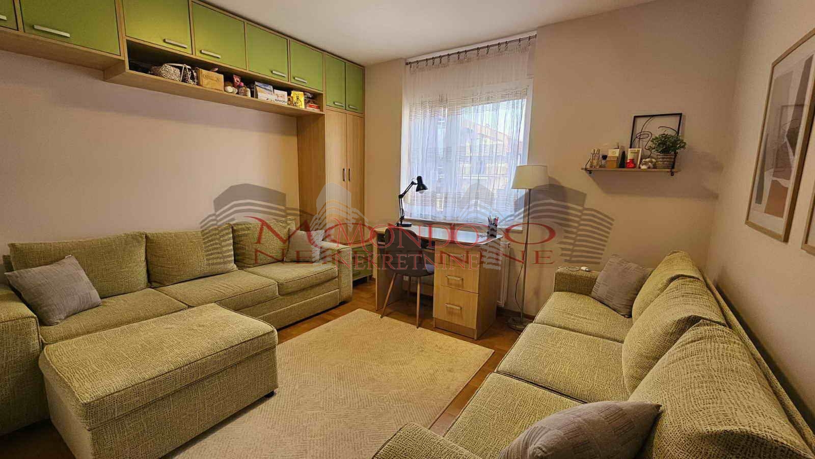 Trosoban stan 78m2 u poslovnom komplesu Magdon.