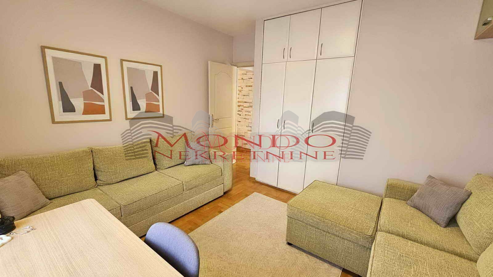 Trosoban stan 78m2 u poslovnom komplesu Magdon.